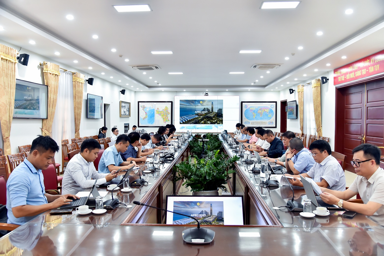 Thứ trưởng Ngoại giao Lê Thị Thu Hằng chủ trì cuộc họp về xây dựng Trung tâm Báo chí Quốc tế phục vụ APEC 2027