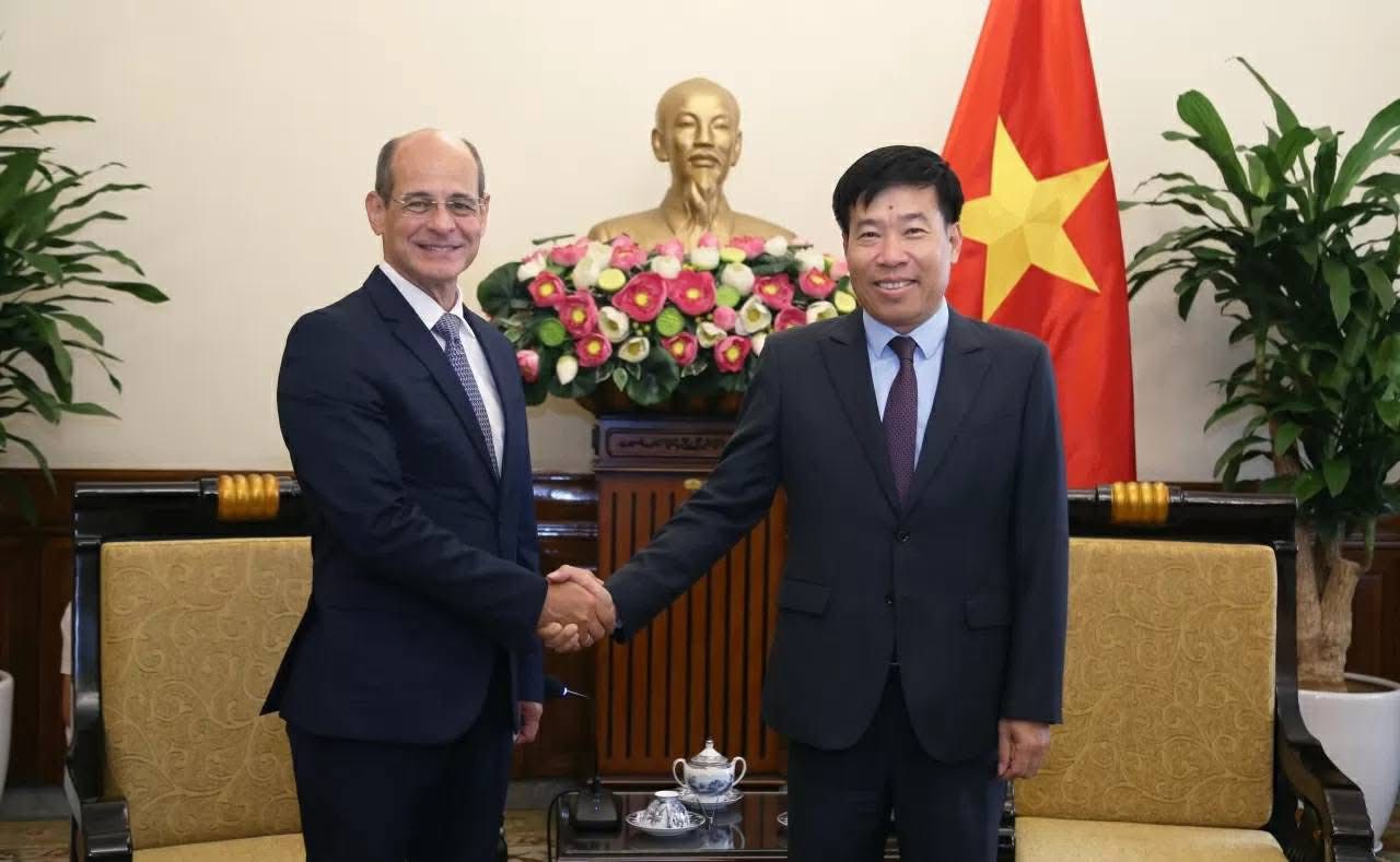 Thứ trưởng Bộ Ngoại giao Nguyễn Mạnh Cường tiếp Giám đốc Học viện Ngoại giao Cuba