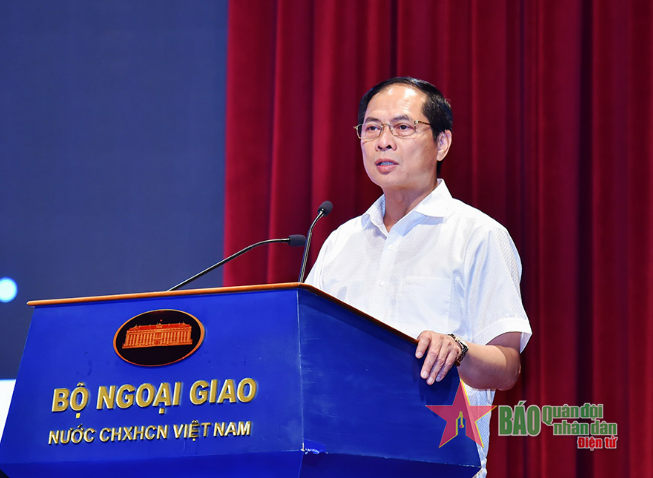 Giữ gìn và phát huy truyền thống vẻ vang, quyết tâm xây dựng ngành ngoại giao vững mạnh, toàn diện, hiện đại