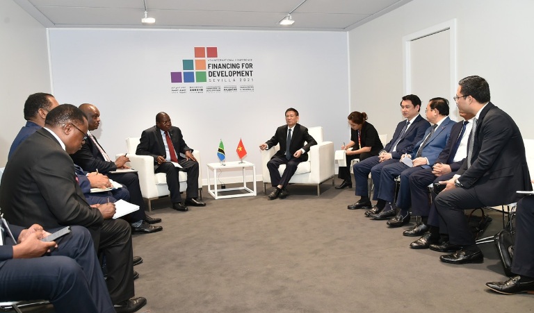 Phó Thủ tướng Chính phủ Hồ Đức Phớc gặp Phó Tổng thống Tanzania Philip Isdor Mpango