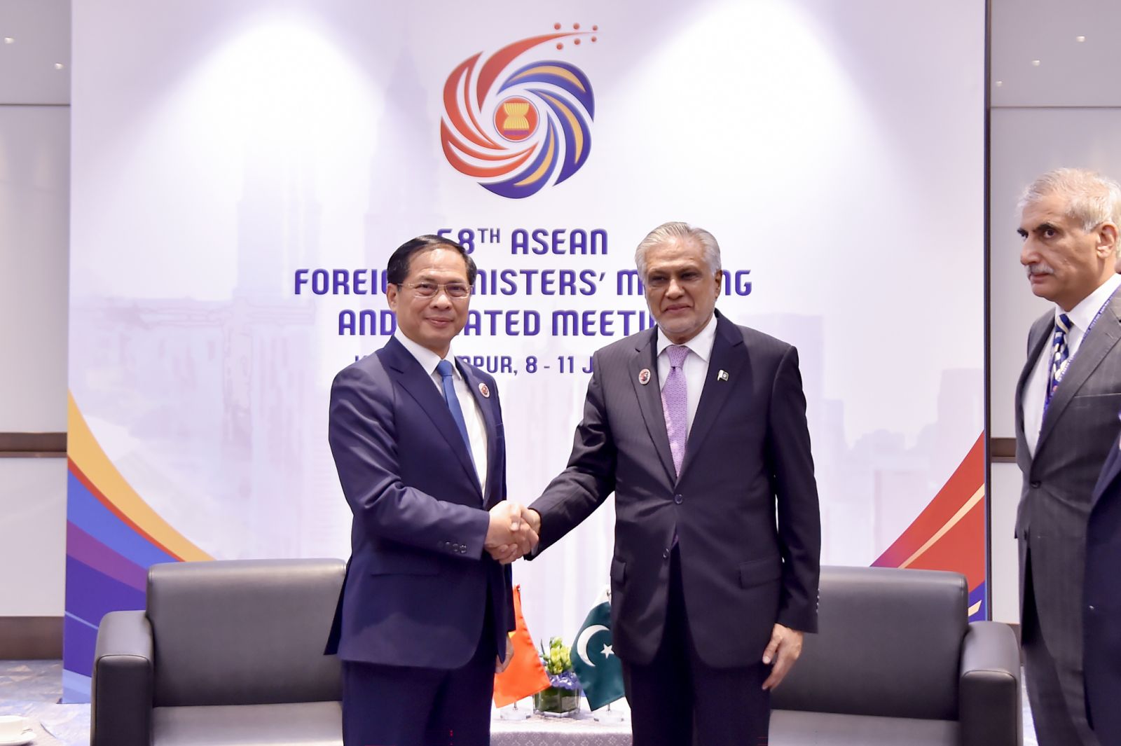 Phó Thủ tướng, Bộ trưởng Ngoại giao Bùi Thanh Sơn gặp Phó Thủ tướng, Bộ trưởng Ngoại giao Pakistan