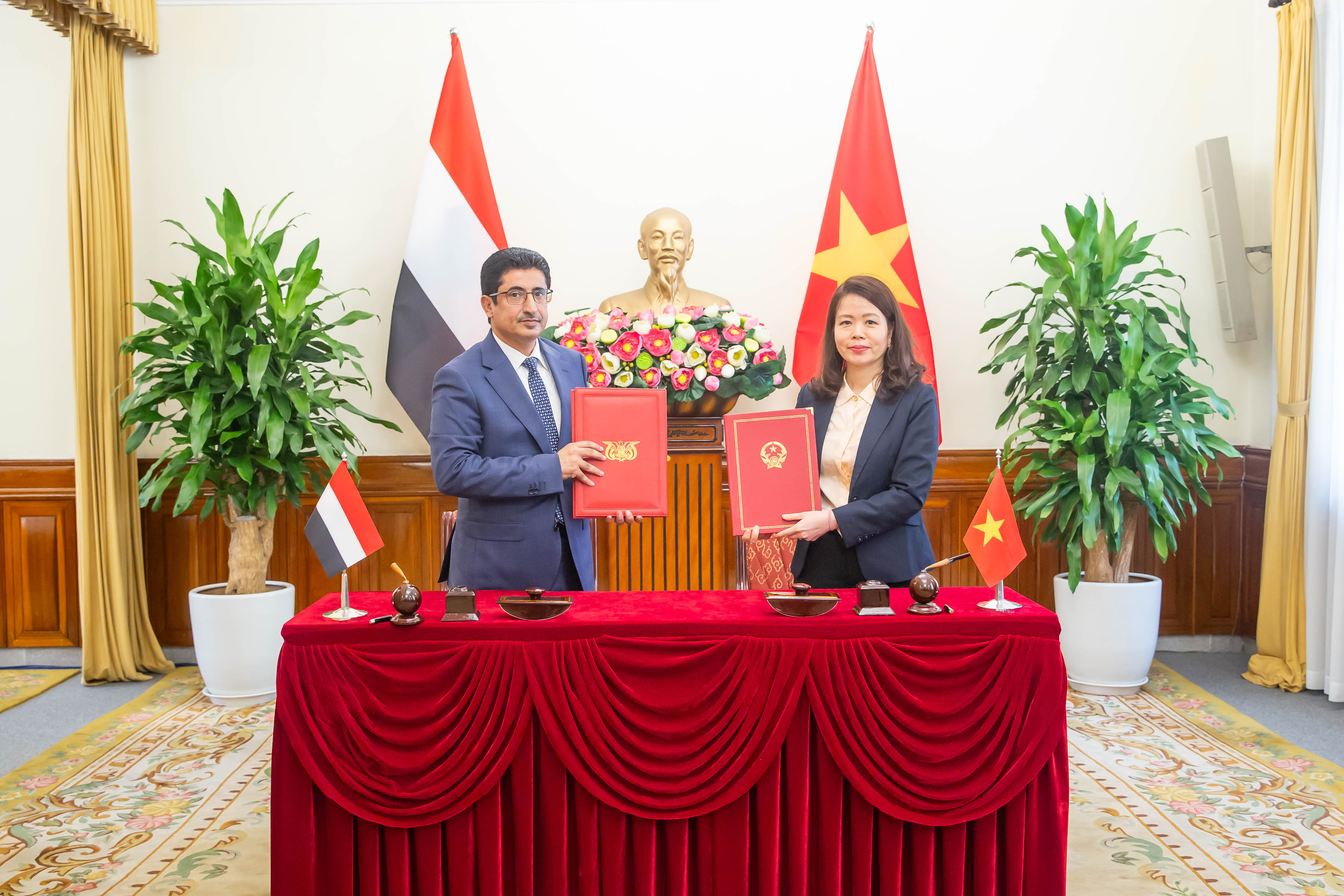 Thứ trưởng Nguyễn Minh Hằng hội đàm với Thứ trưởng Bộ Ngoại giao và Kiều dân Yemen