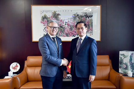 Phó Thủ tướng, Bộ trưởng Ngoại giao Bùi Thanh Sơn gặp Bộ trưởng Ngoại giao Lào Thongsavanh Phomvihane