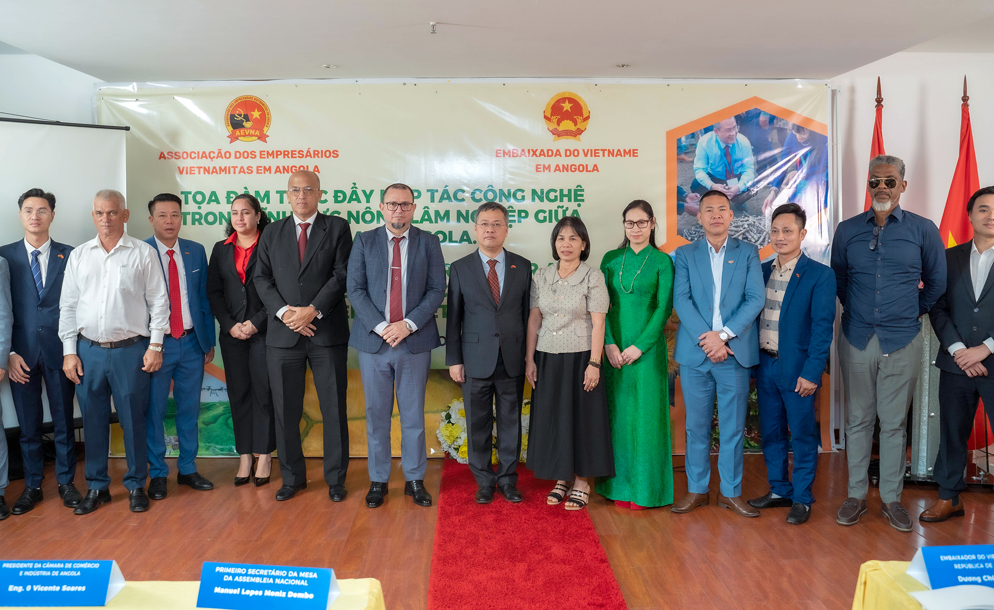 Các đại biểu chụp ảnh lưu niệm.