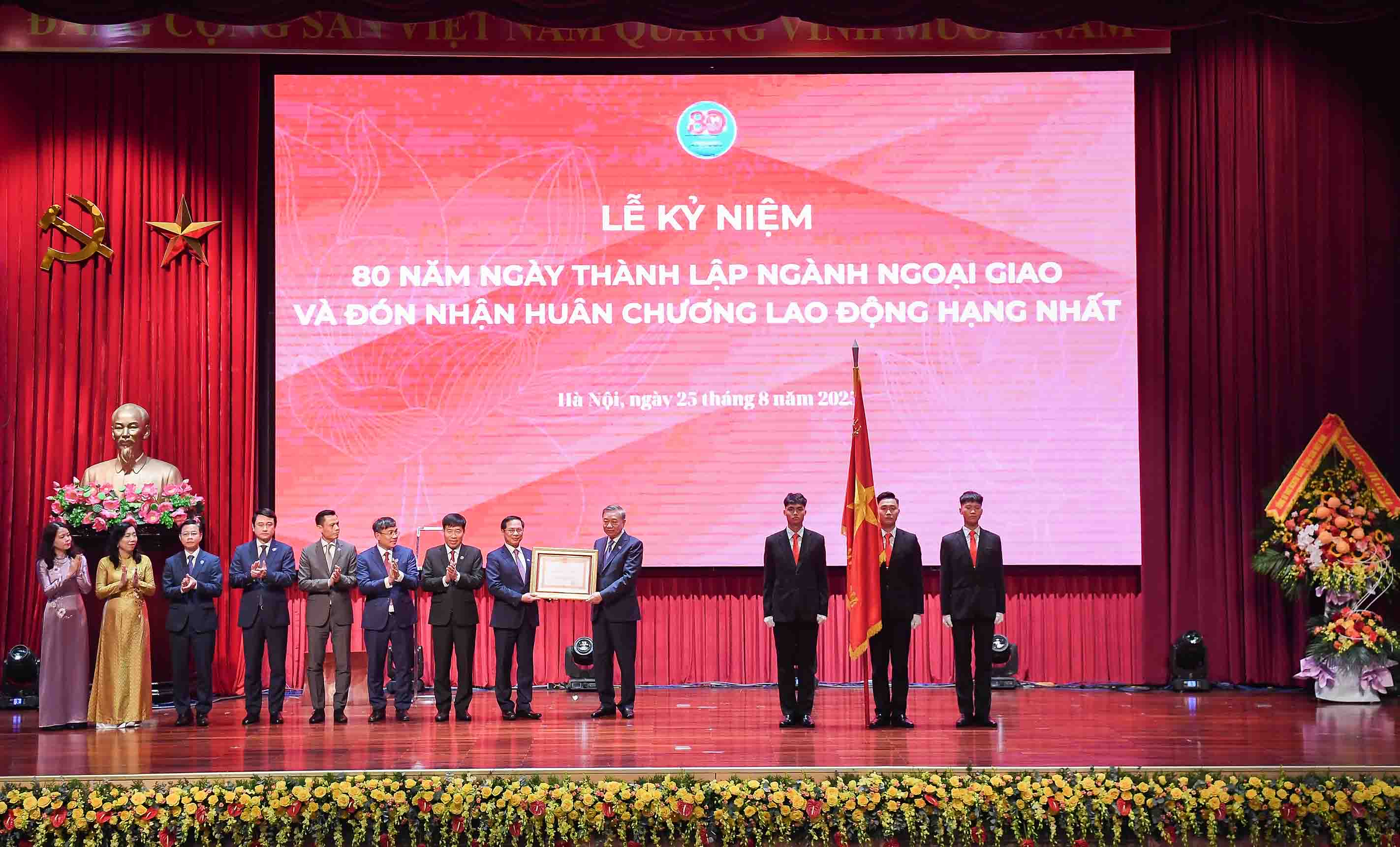 Tổng Bí thư Tô Lâm trao Huân chương Lao động hạng Nhất tặng Bộ Ngoại giao