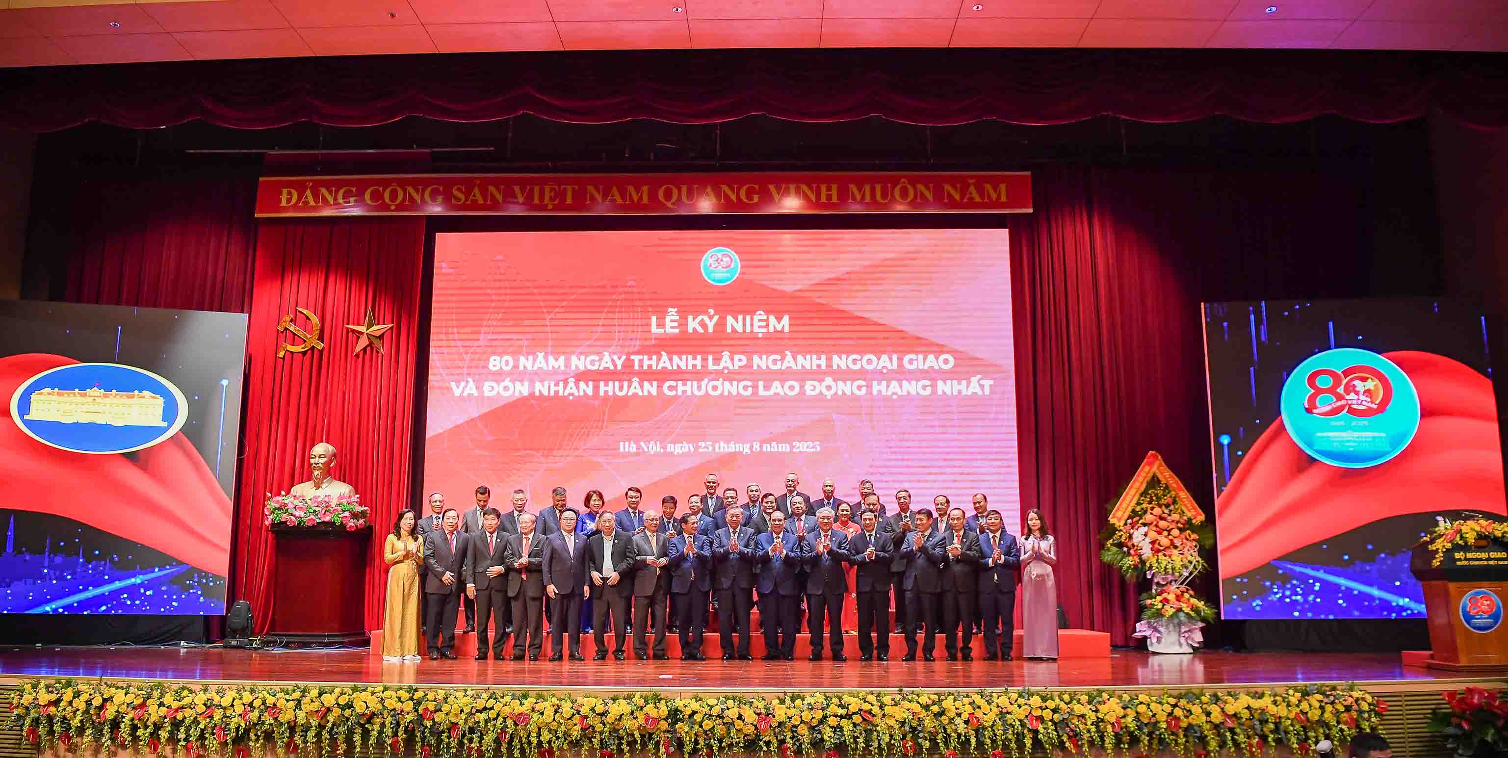 Tổng Bí thư Tô Lâm chụp ảnh lưu niệm cùng lãnh đạo Bộ Ngoại giao và các đại biểu - Ảnh: Báo Thế giới Việt Nam